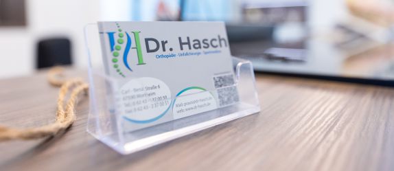 Detailansicht der Visitenkarten von Dr. Hasch auf einem Tisch